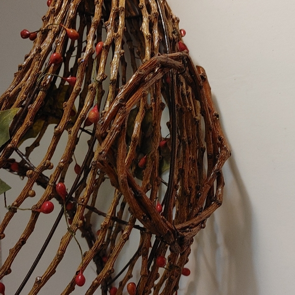 Wicker Cornacopia basket with berries and leaves - Picture 6 of 6